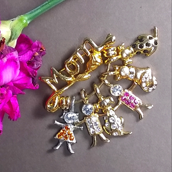 K.I.S. Charms Jewelry - 💕Vntg Mom Brooch w/ Kids & Pets Rhinestone Charms